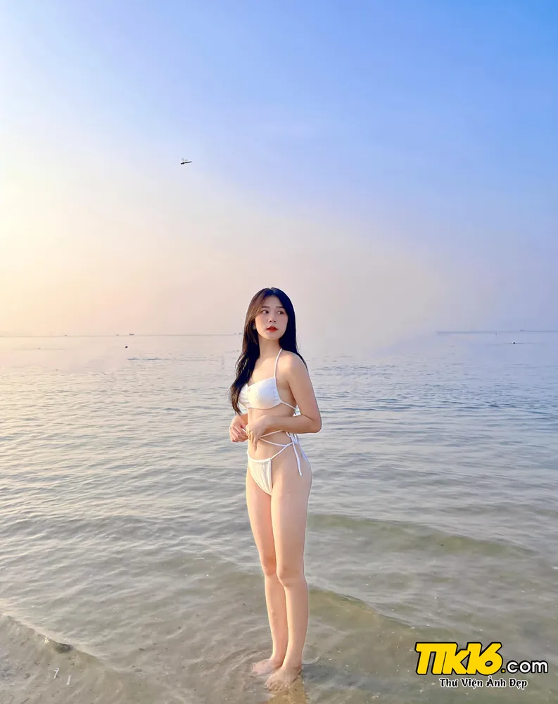 Nguyễn Thảo Vân Gãy TV mặc bikini